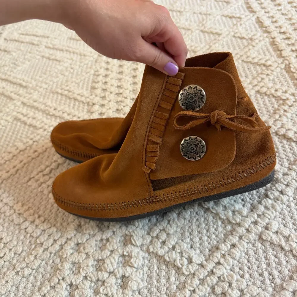 NIB Minnetonka Two Button Hardsole Boot